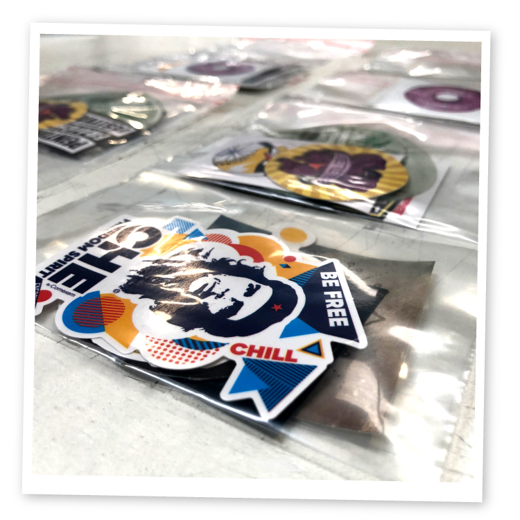 Préparation d'échantillons des stickers en sachet transparent.