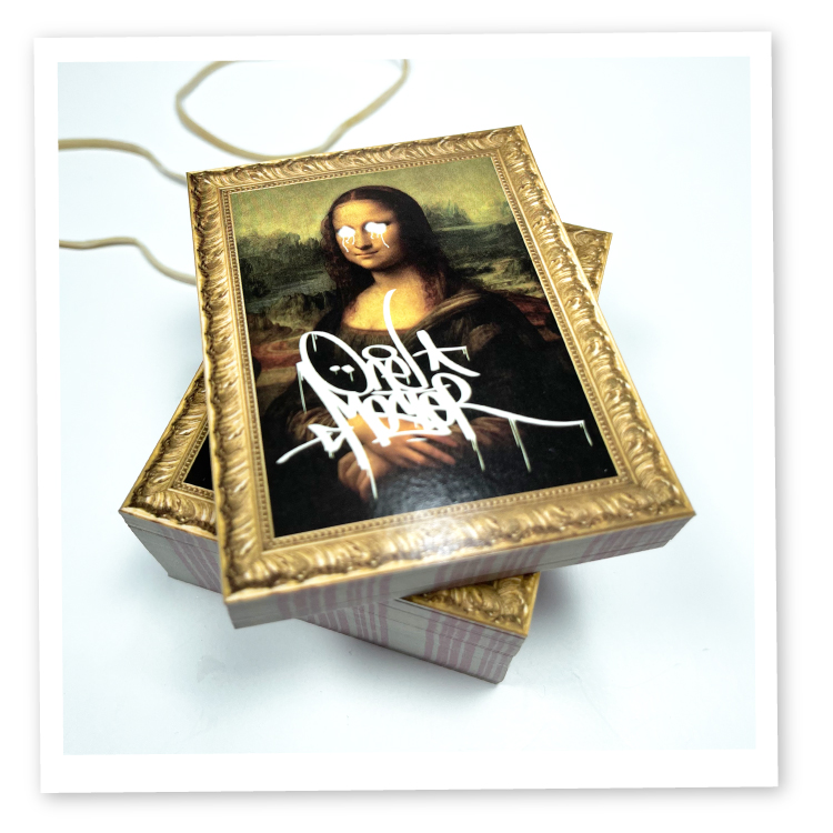 stickers rectangulaire la Joconde aux yeux tagués en blanc - humour