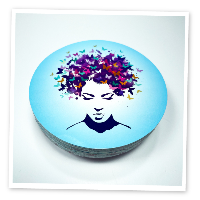 stickers ronds personnalisés d'un fond bleu, tête de femme chevelure étrange